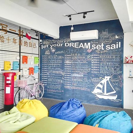 Roof Talk Theme Hostel Johor Bahru Exterior foto
